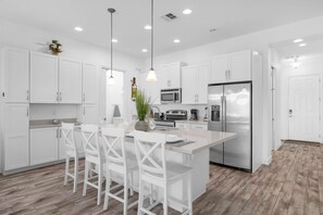 Fridge, microwave, oven, stovetop - Upstay: Family-friendly 5BR Home near Disney (Davenport)