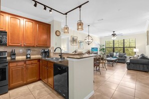 Fridge, microwave, oven, stovetop - Upstay: Stylish Condo near Disney Animal Kingdom (Davenport)