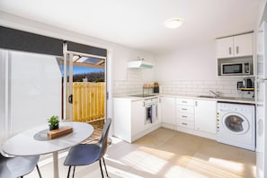Apartment | Private kitchen - Riches Stay and Sleep Unit with Wi-Fi  (Auckland)