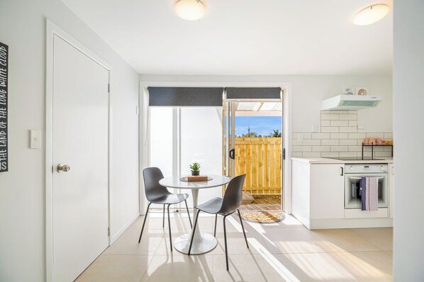 Apartment | In-room dining - Riches Stay and Sleep Unit with Wi-Fi (Auckland)
