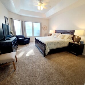 3 slaapkamers, een bureau, een strijkplank/strijkijzer, reisbedje