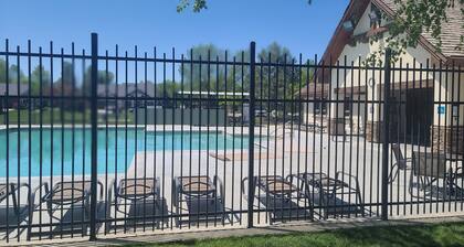 Spacious Designer Home-Hardwoods, Granite, Stainless, Patio & Access to 4 pools.