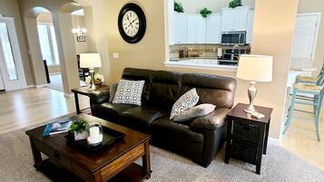 智能电视、壁炉、DVD 播放器、书