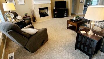 智能电视、壁炉、DVD 播放器、书