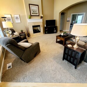 Smart-tv, een open haard, een dvd-speler en boeken