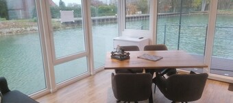 Houseboat vacation on the canal Very nice fully equipped houseboat