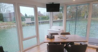 Houseboat vacation on the canal Very nice fully equipped houseboat