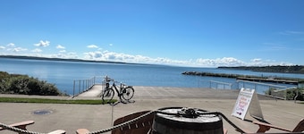 Charming 2-bedroom apartment in delightful Geneva,walking distance to downtown.