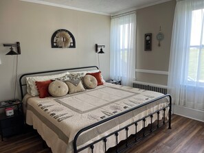 4 habitaciones, escritorio, tabla de planchar con plancha y wifi 