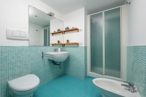 Family Apartment | Bathroom | Separate tub and shower, hair dryer, bidet, towels - La Mela apartment (Meta)