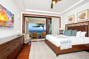 Ein Hotelzimmer mit Bett, Schminktisch, Stuhl, Schreibtisch, Lampe und einem Gemälde.