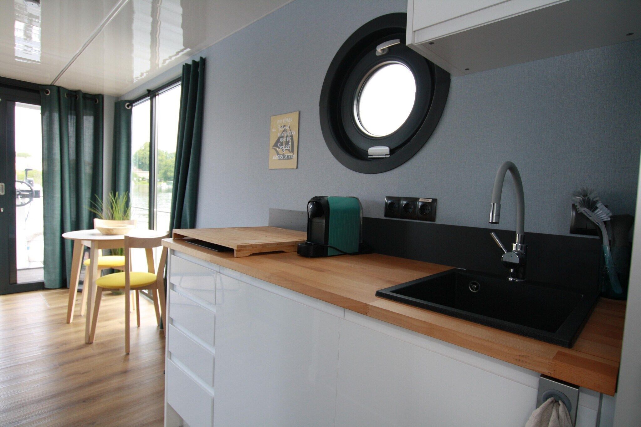 Kühlschrank, Herdplatte, Wasserkocher mit Kaffee-/Teezubehör, Toaster