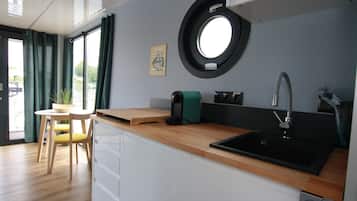 Kühlschrank, Herdplatte, Wasserkocher mit Kaffee-/Teezubehör, Toaster