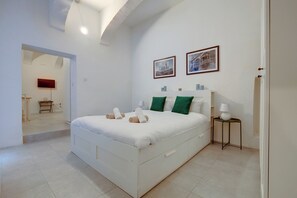 1 sovrum, strykjärn/strykbräda och sängkläder