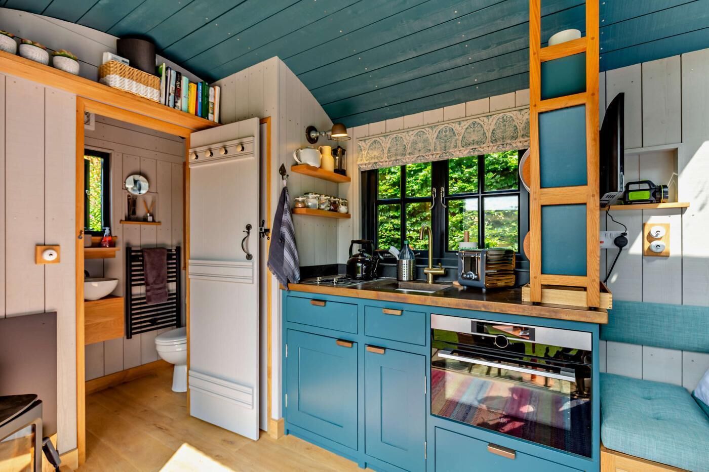 Oven, cookware/dishes/utensils