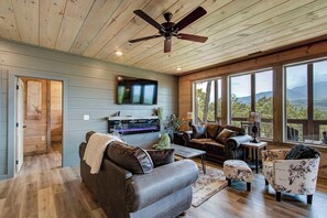Una Smart TV, una chimenea
