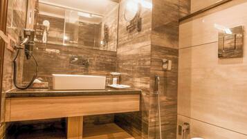 Kahden hengen standard-huone (kaksi sänkyä) | Kylpyhuone | Suihku, hiustenkuivaaja, pyyhkeet, saippua