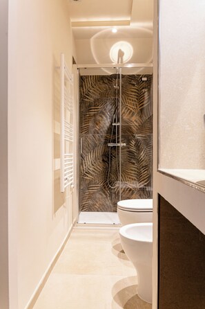 Douche, sèche-cheveux, bidet, serviettes fournies