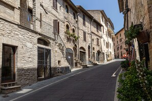 Exterior - [Modern Loft] in Historic Center (Assisi)