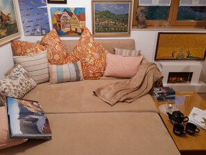 Fernseher, Kamin, Bücher