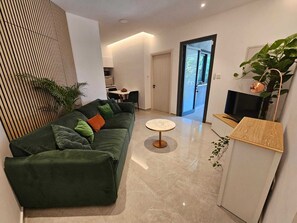 Smart TV, table tennis, books, stereo - NEW Luxury 2-Bedroom House- Heated Salty Swimming Pool, Sauna and Garden (Agios Tychon)