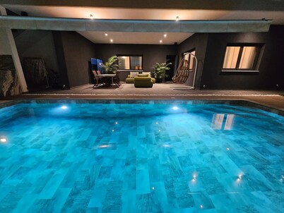 NEW Luxury 2-Bedroom House- Heated Salty Swimming Pool, Sauna and Garden