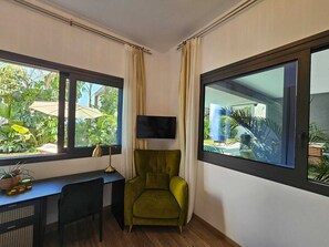 Smart-TV, Tischtennisplatte, Bücher, Stereoanlage