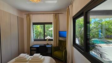 2 bedrooms, desk, iron/ironing board, WiFi