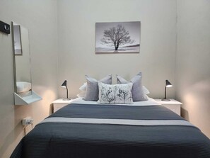 2 habitaciones, cortinas blackout y tabla de planchar con plancha 