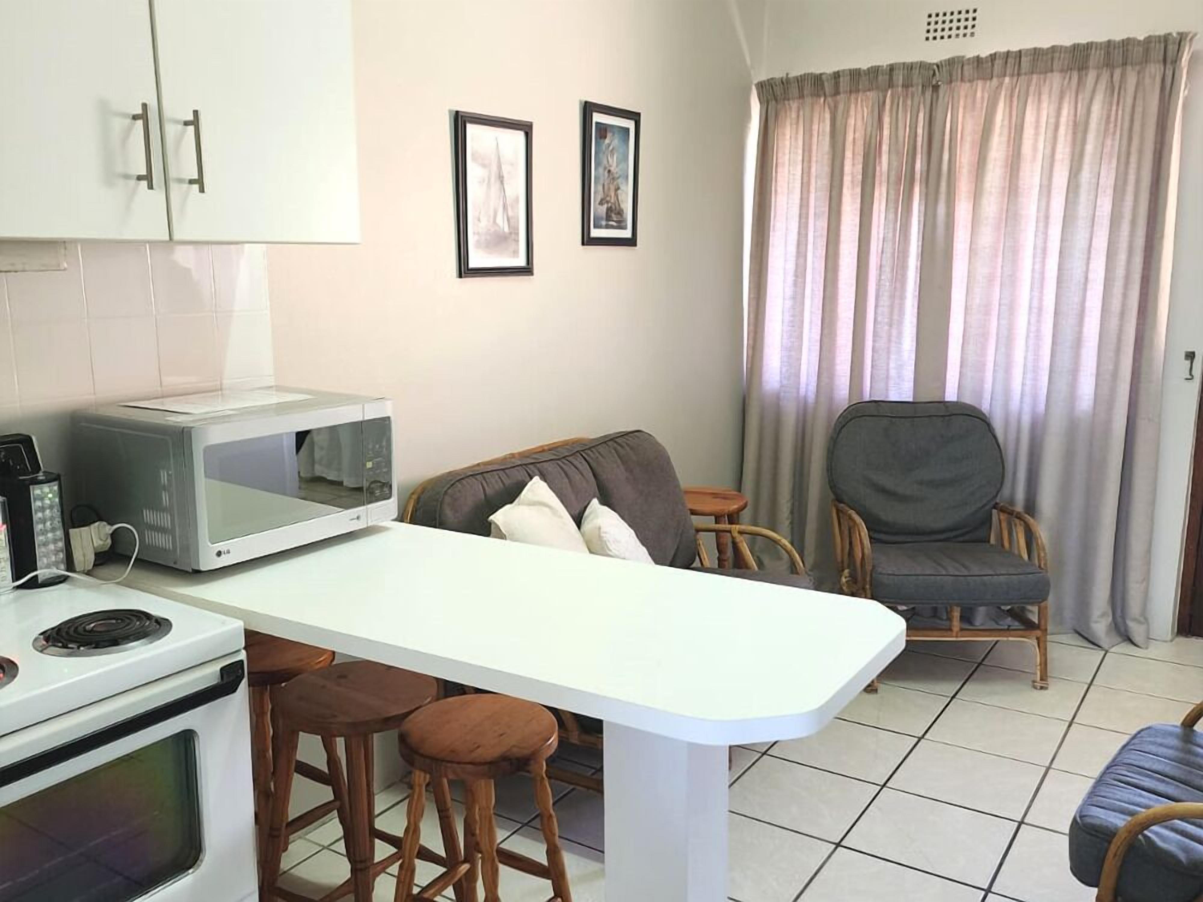 Apartamento básico, vistas al patio | Zona de estar