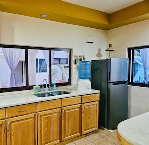 Mikrobølgeovn, kokeplater, kaffetrakter/tekoker og hurtigmikser