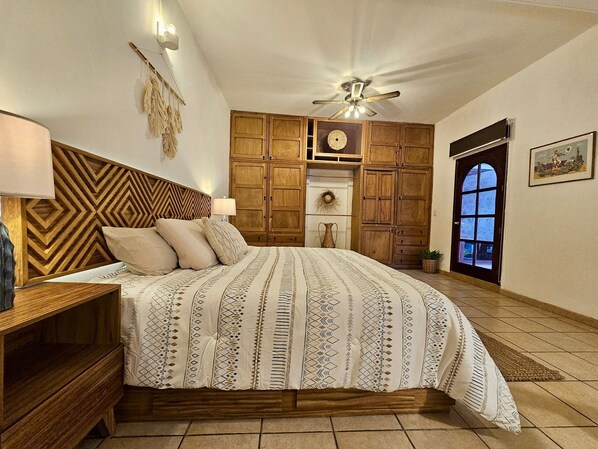 1 soverom, skrivebord, strykejern/-brett og wi-fi (inkludert)