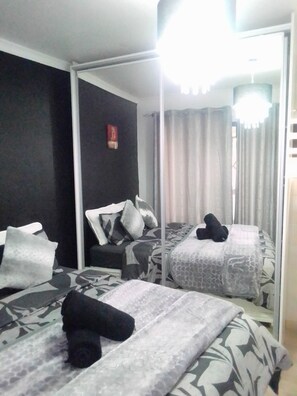 3 عدّة غرف نوم ومكواة/لوح كي وواي فاي وملاءات أسرّة