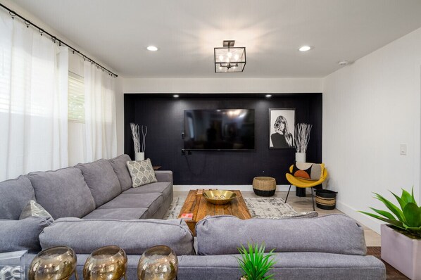 Smart TV, fireplace, books - 4BR Mod House | Pool + Spa + Grill | Near Old Town (Scottsdale)