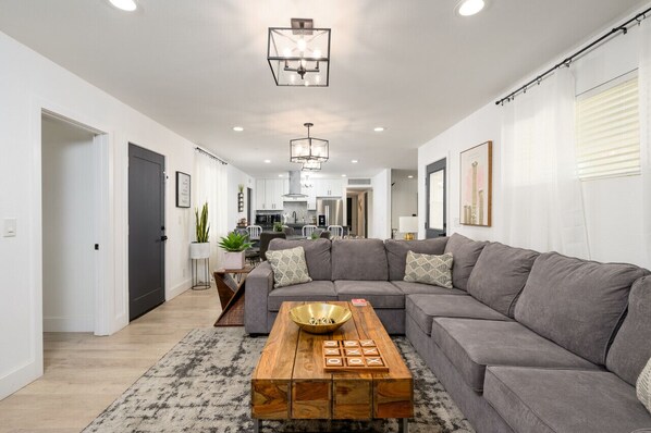 Smart TV, fireplace, books - 4BR House | Pool + Spa + Grill | Near Old Town (Scottsdale)