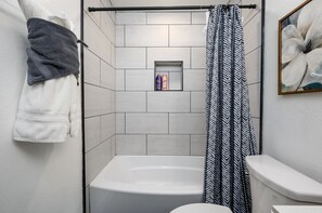 Sèche-cheveux, serviettes fournies