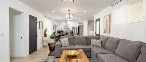 スマートテレビ、暖炉、書庫