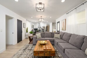 Smart TV, chimenea, libros