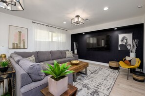 Smart TV, fireplace, books - 4BR Mod House | Pool + Spa + Grill | Near Old Town (Scottsdale)