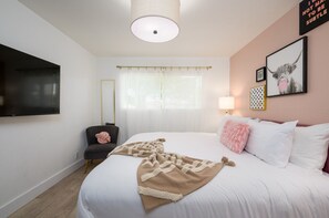 4 makuuhuonetta, työpöytä, silitysrauta/-lauta, ilmainen Wi-Fi