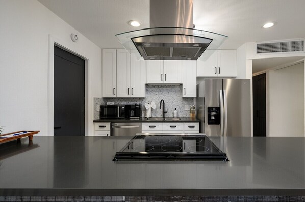 Jääkaappi, mikroaaltouuni, uuni, liesi