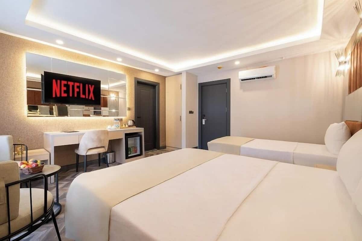 Frigobar, cofres nos quartos, escrivaninha