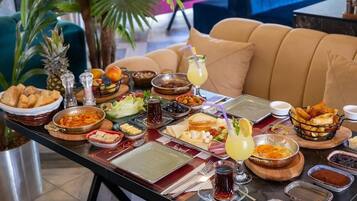 Desayuno buffet todos los días (con cargo)