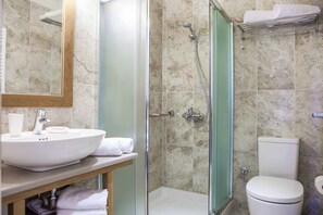 Een douche, handdoeken