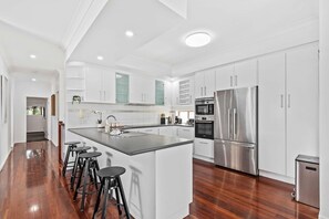 Frigorífic, microones, forn i placa de cuina 