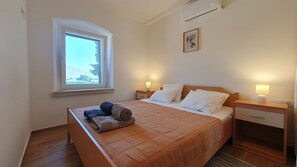 3 dormitorios, caja fuerte, escritorio y sistema de insonorización