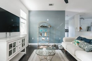 Smart-TV, Kamin, Bücher, Arbeitsbereiche