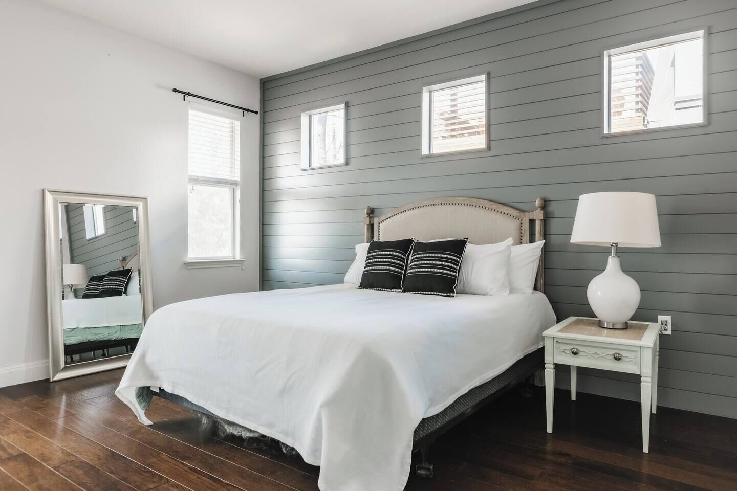 3 bedrooms, desk, iron/ironing board, travel crib