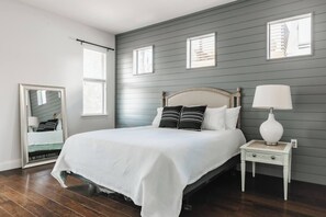 3 makuuhuonetta, työpöytÀ, silitysrauta/-lauta, vauvan matkasÀnky