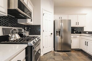 JÀÀkaappi, mikroaaltouuni, uuni, liesi